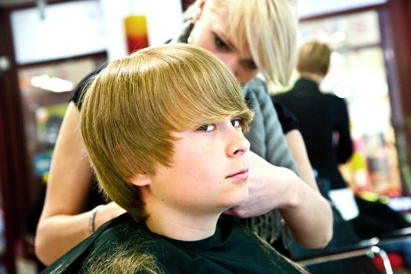 Sourire jeune garçon au salon de coiffure — Photo