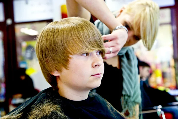 Мальчик в парикмахерской — стоковое фото