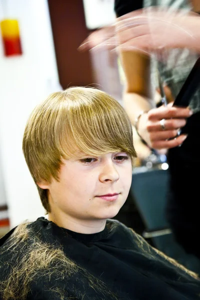 Ung pojke på frisören — Stock fotografie