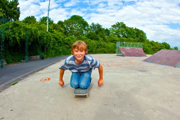 Chico disfruta patinando en el parque de skate —  Fotos de Stock