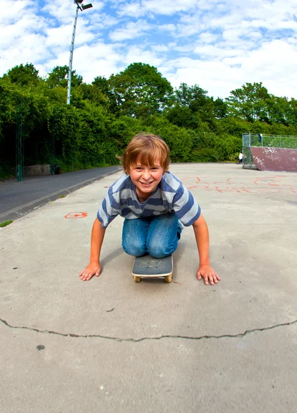 Pojken har skridskor på skateboardpark — Stockfoto
