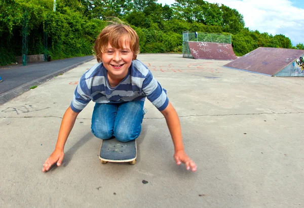 Pojken har skridskor på skateboardpark — Stockfoto