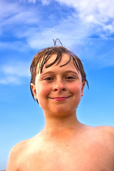 Rapaz feliz na praia — Fotografia de Stock