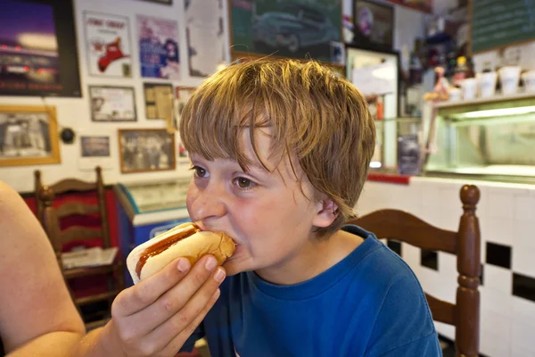 Junge in einem Restaurant — Stockfoto