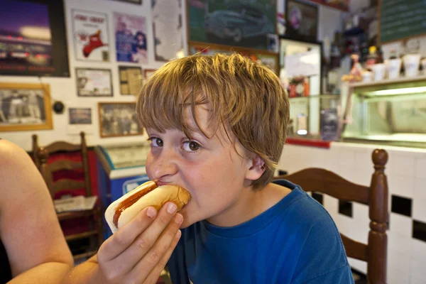 Мальчик в закусочной — стоковое фото