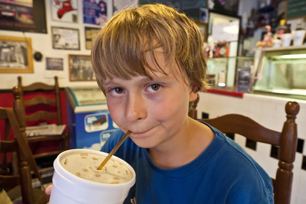 Αγόρι σε ένα diners — Φωτογραφία Αρχείου