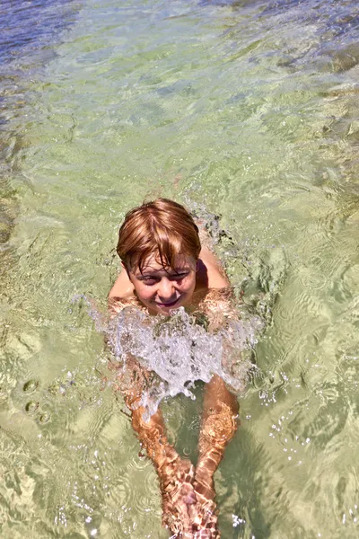 Chłopiec w Oceanie pływa w pięknej czystej wody — Zdjęcie stockowe