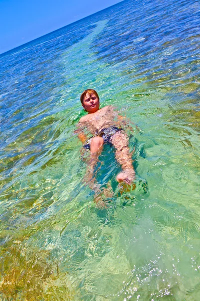 Chlapec plave na zádech — Stock fotografie