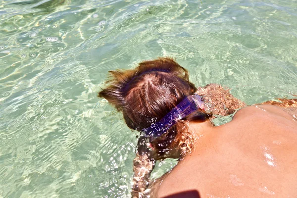 Menino no oceano nada em água clara bonita — Fotografia de Stock
