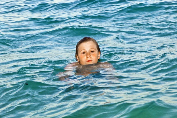 Хлопчик насолоджується прекрасною водою океану — стокове фото