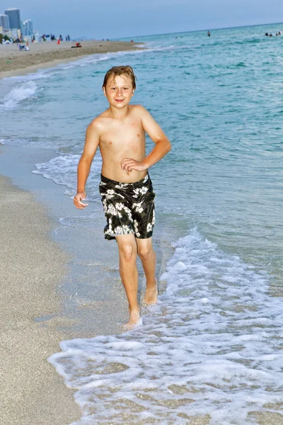 男孩慢跑在美丽的海滩 — 图库照片