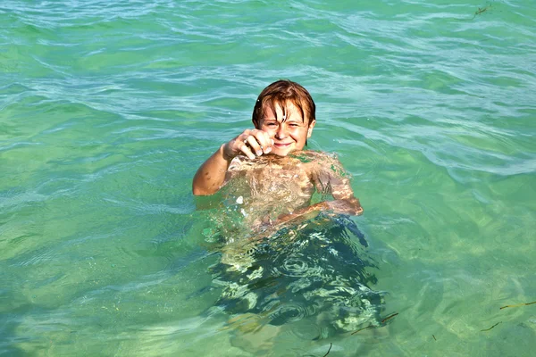 소년이 즐긴다는 바다에 맑은 물을 — 스톡 사진