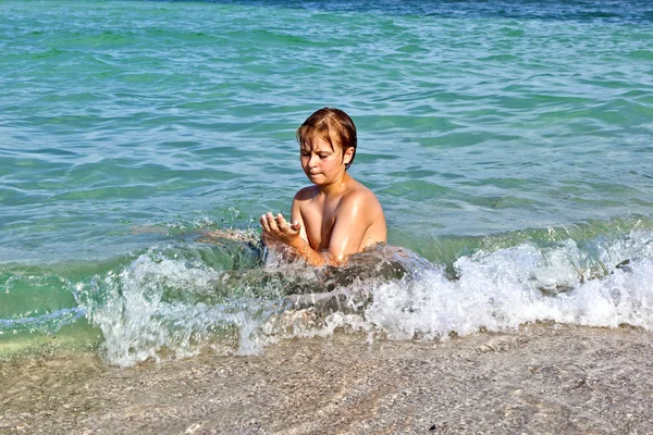 Jongen geniet van het heldere water in de Oceaan — Stockfoto