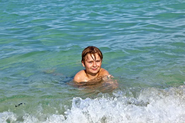 Ragazzo gode l'acqua limpida nell'oceano — Foto Stock