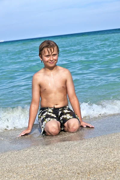 Fiú élvezi a tiszta víz az óceánban — Stock Fotó