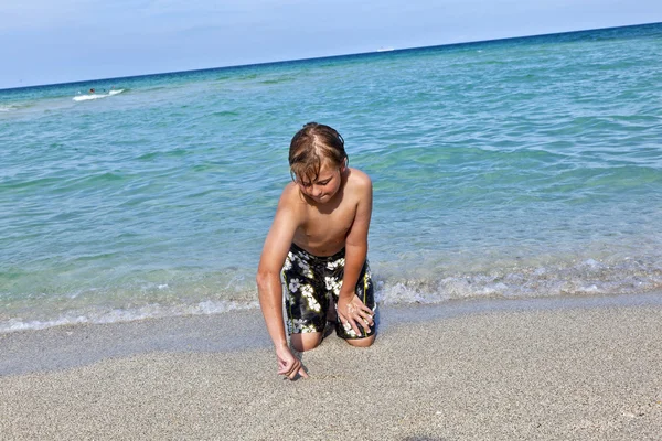 Niño disfruta del agua clara en el océano — Foto de Stock