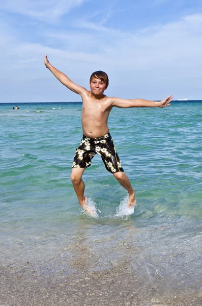 少年は海に澄んだ水を楽しむ — ストック写真