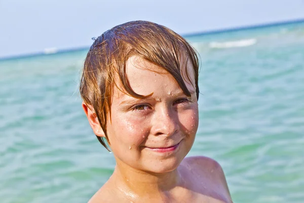 Хлопчик насолоджується чистою водою в океані — стокове фото