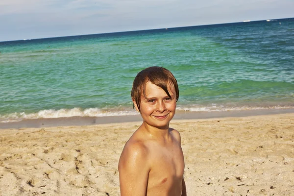 在沙滩上的小男孩 — 图库照片