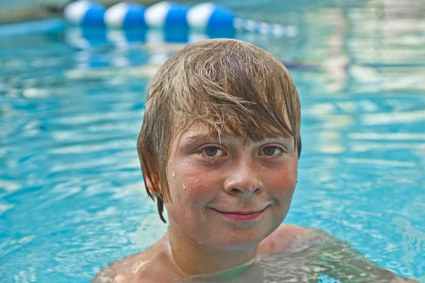 Chłopiec znajduje się odkryty basen — Zdjęcie stockowe