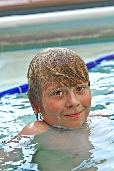 Ragazzo gode di nuotare in una piscina all'aperto — Foto Stock