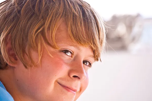 Usmívající se roztomilý chlapec — Stock fotografie