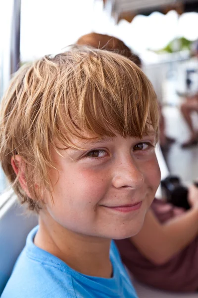Χαριτωμένο αγόρι σε μια boattrip — Φωτογραφία Αρχείου
