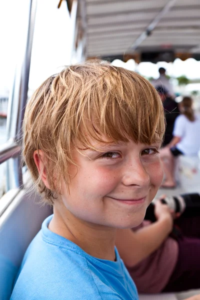 Rapaz bonito em uma viagem de barco — Fotografia de Stock