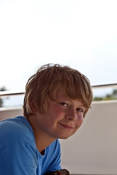 Νεαρό αγόρι χαμογελά και φαίνεται αυτοπεποίθηση — Φωτογραφία Αρχείου