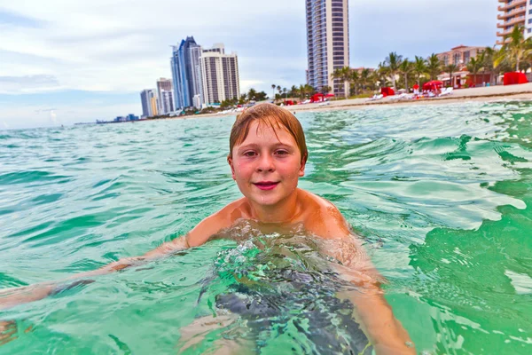 Dítě je plavání v oceánu — Stock fotografie