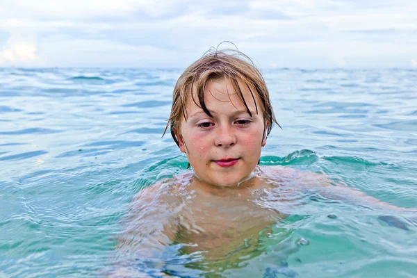 Enfant nage dans l'océan — Photo