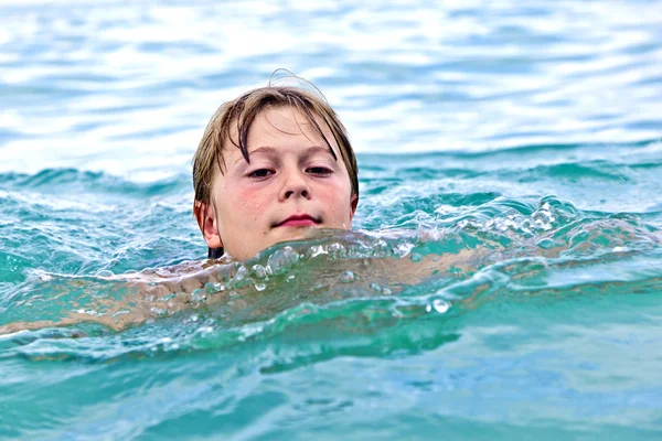 Gyermek van úszni az óceánban — Stock Fotó