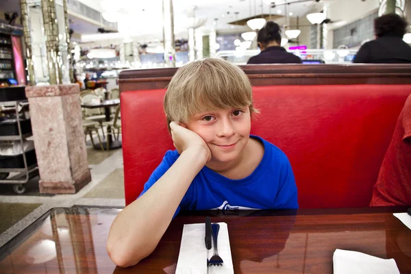 Pojke väntar middag — Stockfoto