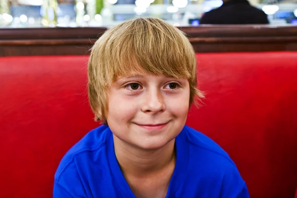 Uśmiechnięty chłopiec w diners nocą — Zdjęcie stockowe