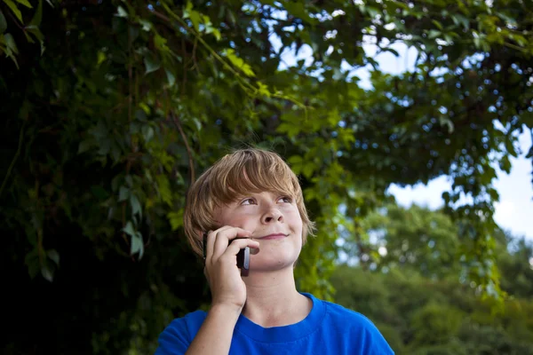Νεαρό αγόρι, μιλάμε για ένα κινητό τηλέφωνο. — Φωτογραφία Αρχείου