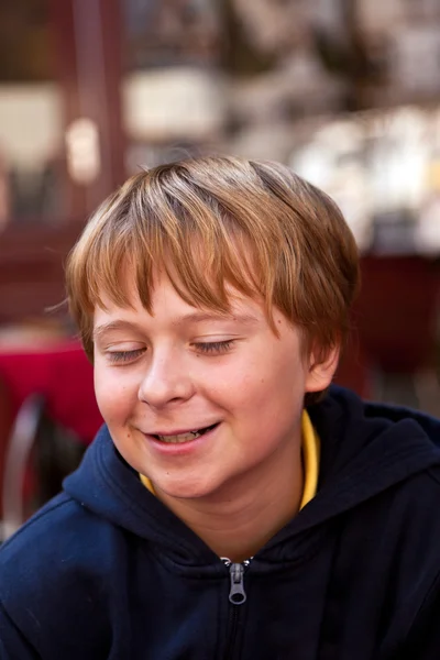 Portret van een knappe lachende jongen — Stockfoto