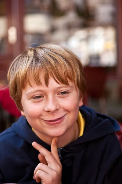 Portret przystojny chłopak uśmiechający się — Zdjęcie stockowe