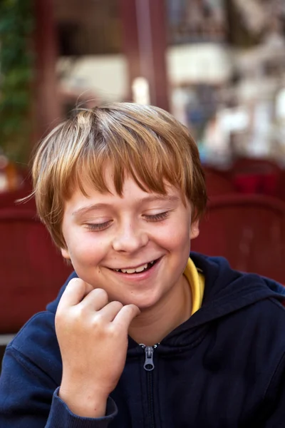 Портрет гарного усміхненого хлопчика — стокове фото