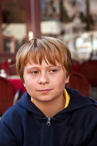 Yakışıklı gülen çocuk portresi — Stok fotoğraf