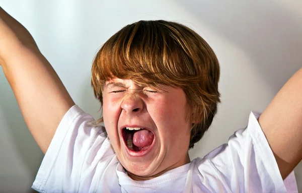 Porträtt av söt pojke med känslor — Stockfoto