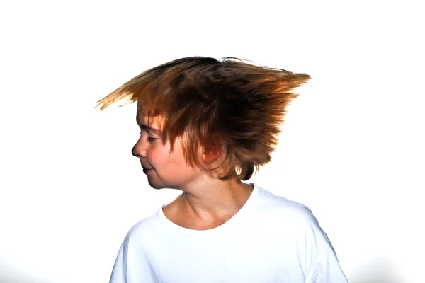 그의 머리를 이동 하는 소년과 머리카락 날고 있다 — 스톡 사진