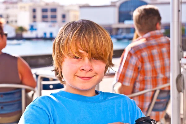 Outdoor Portret van ontspannen schattige jonge jongen — Stockfoto
