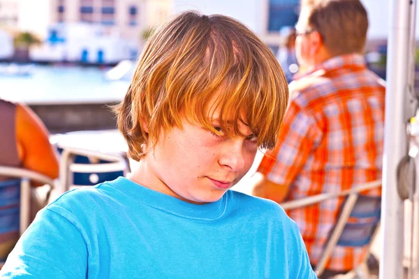 Venkovní portrét uvolněné roztomilý mladý chlapec — Stock fotografie