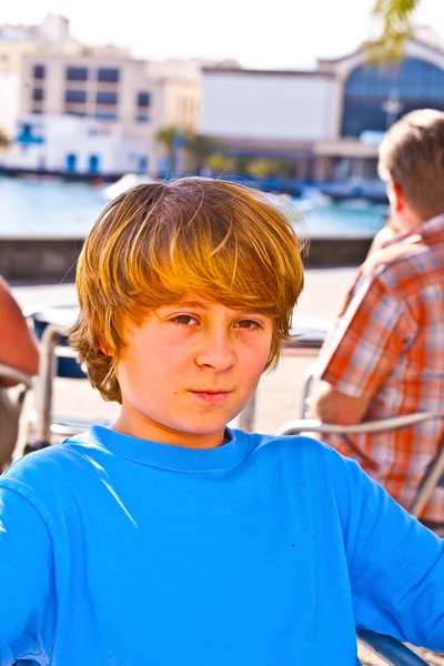 Venkovní portrét uvolněné roztomilý mladý chlapec — Stock fotografie