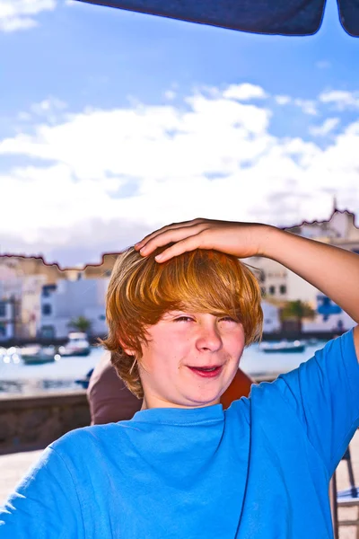 Außenporträt eines entspannten netten Jungen — Stockfoto