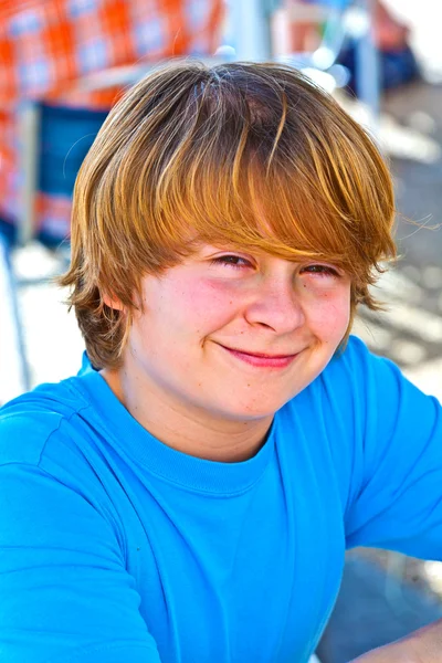 Utomhus porträtt av avslappnad söt ung pojke — Stockfoto