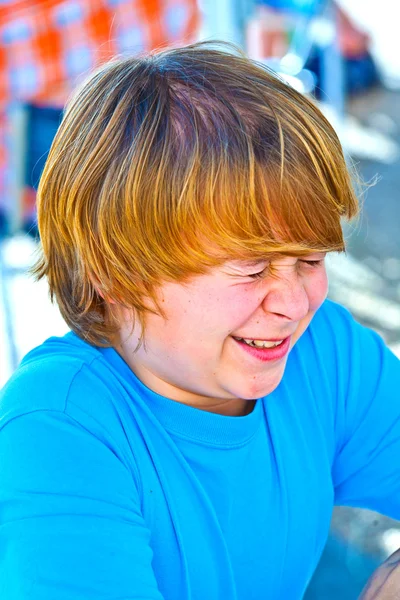 Utomhus porträtt av avslappnad söt ung pojke — Stockfoto