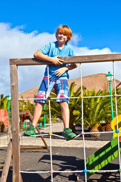Porträtt av lycklig tonåring på en lekplats — Stockfoto