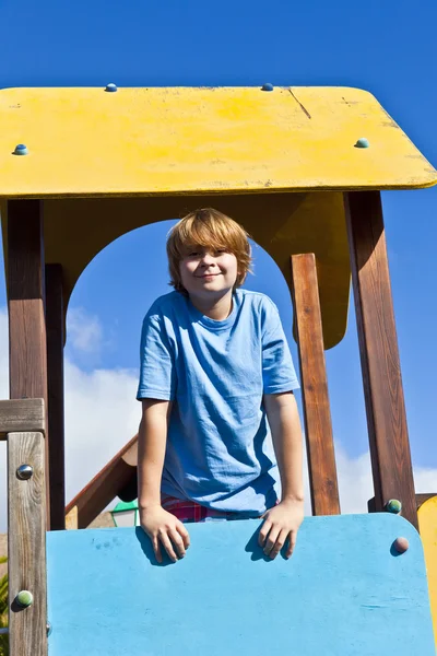 Portret van gelukkige tiener op een speelplaats — Stockfoto