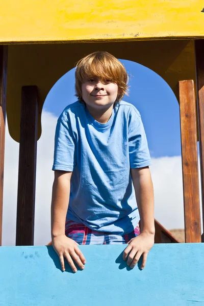 Portrait d'adolescent heureux sur une aire de jeux — Photo